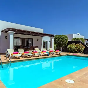 https://villa-yaiza-by-villa-plus.in-canary-islands.com